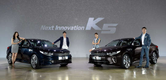 기아자동차는 15일 서울 강남구 삼성동 코엑스에서 박한우 기아차 사장 등 회사 관계자와 기자단 200여 명이 참석한 가운데 '신형 K5'의 공식 출시행사를 열고 본격적인 판매에 돌입했다. 기아자동차 제공